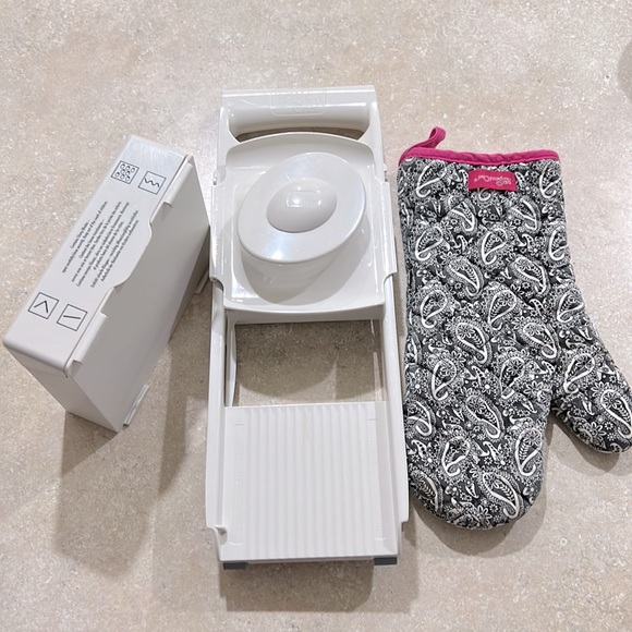 The Pampered Chef ultimate slice and grate rebanador and a Pampered